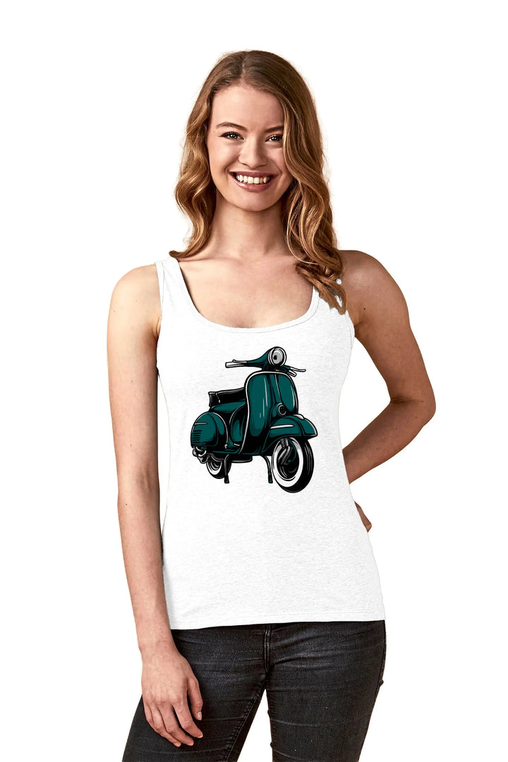 Frau trägt ein Vespa Tanktop Frauen 16, perfekt für sonnige Tage, hergestellt in der Schweiz, 100% Öko.